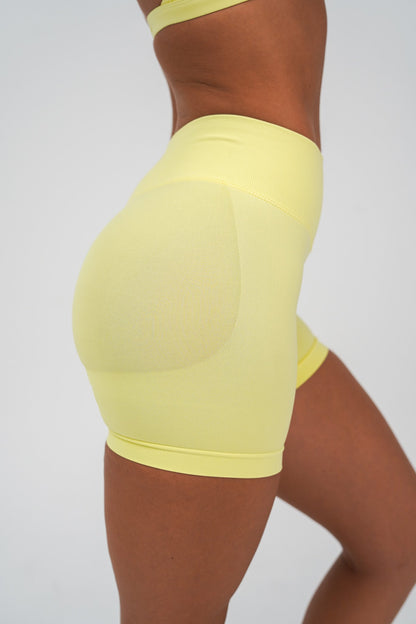 RECOIL SCRUNCH SHORTS - LEMON