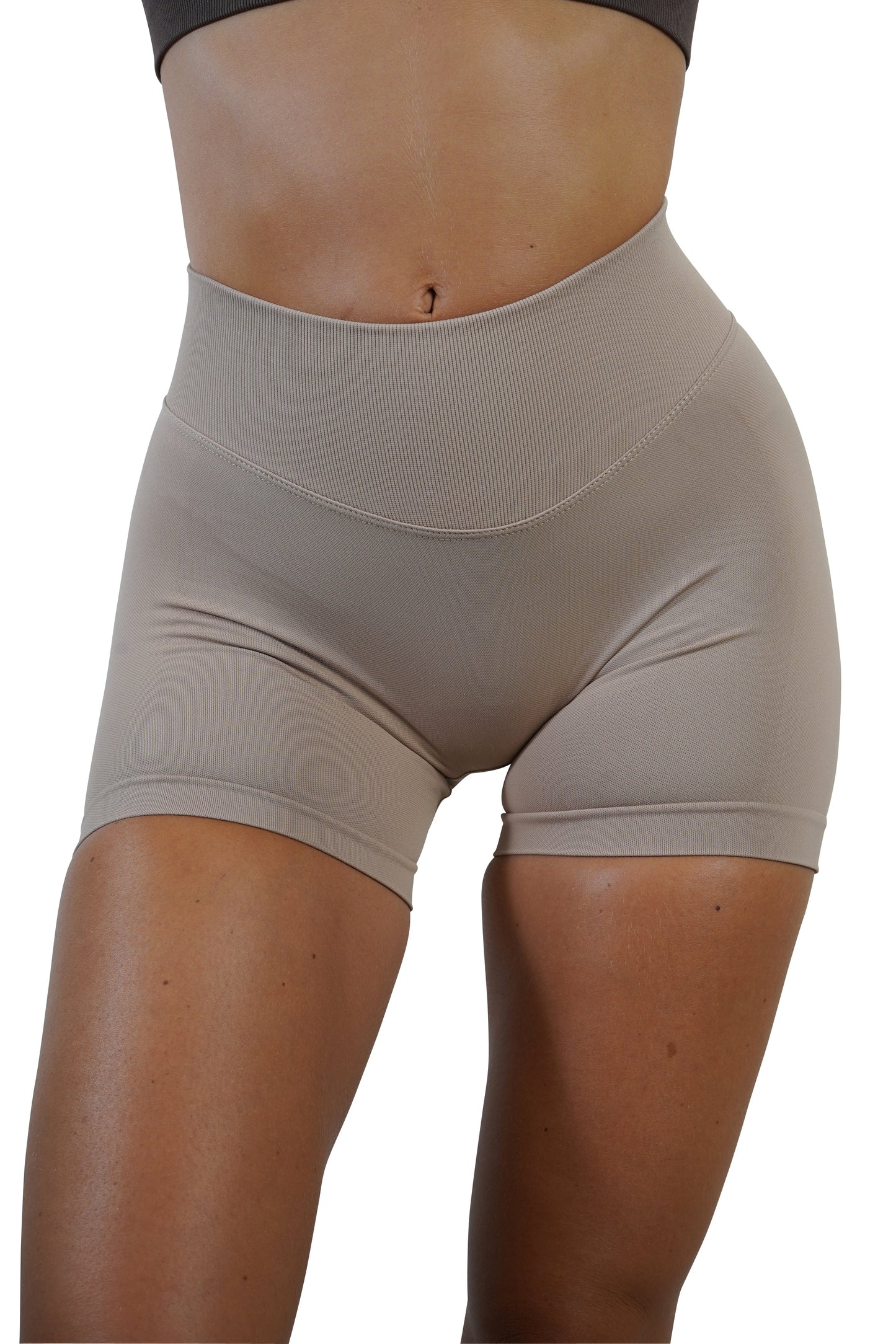 RECOIL SCRUNCH SHORTS - LATTE